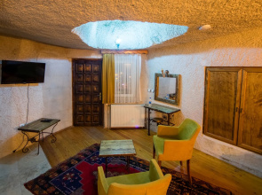 Elite Cave Suites