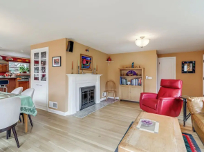 6 Mi to Dtwn Seattle: Walkable Home w/ Hot Tub