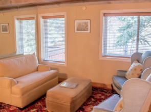 Atelier 1107 - 2 Br Condo