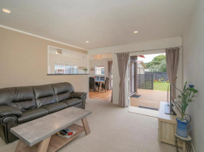 Beach House on Hetherington - Whangamata Holiday Home