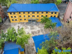 Dongrunfeng Hotel (Zigong Caideng Park)