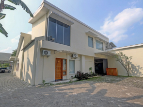 OYO 90410 Griya Amanah Jajar Syariah