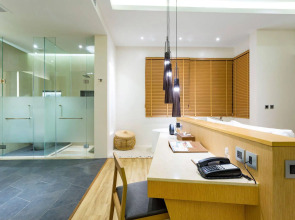 Crest Resort & Pool Villas