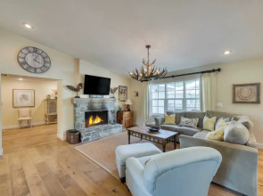 Glen Ellen Escape 5BR Retreat w/ Pool, Hot Tub, Hammocks & Vineyard Views