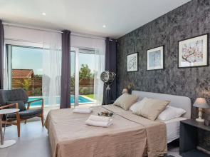 Villa for two Person With Pool in Peroj