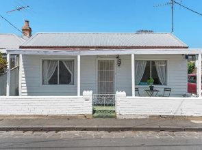 Beach house 2km CBD