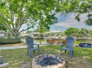 Waterfront Okeechobee Getaway w/ Backyard Dock!