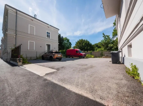 Deluxe Apartment With Parking and Office Next to the City Park