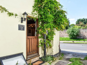 Local Pubs, Walking Routes, Cottage w Parking