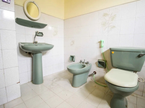 Yoho Airport Way Bungalow
