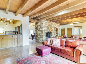 3 Mi to Zoo & Garden: Spacious Albuquerque Home
