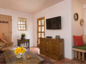 Buenas Noches - Quintessential Eastside Getaway With Spacious Patio, Two Kiva Fireplaces, Walk to Canyon Rd. and the Plaza