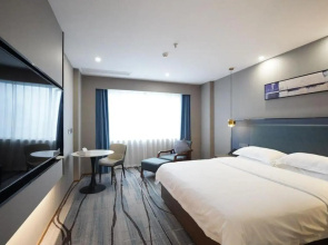 Liangjing Grand Hotel (Jingdezhen People's Square & Yuyaochang Park)