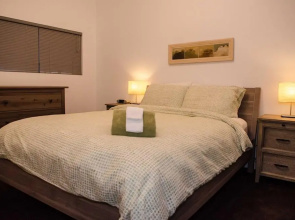 83MF - Lakeside - Hot Tub - WIFI - BBQ - Dock - Sleeps 4 NO PETS