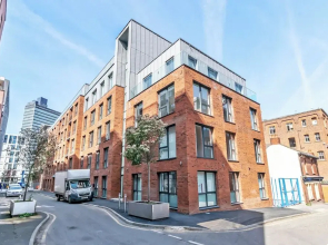 Halo House by Guestz