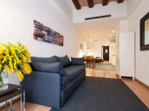 Liceu Apartments by gaiarooms