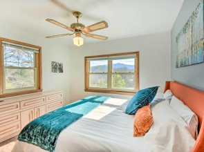 Franklin Home w/ Hot Tub & Mtn Views!