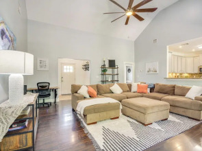 < 1 Mi to Beach - Home w/ Deck & Yard in Waveland!