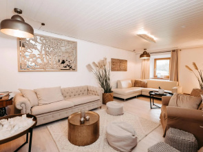 Chalet Green Pastures, romantic country side farm with pool near Salzburg