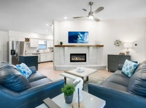 Walk to Beach BBQ Screened Patio Beach Gear