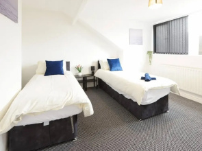 House-sleeps8-parking-garden