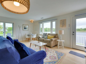 Cozy Narragansett Cottage w/ Dock & Outdoor Shower