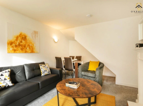 Spacious 6 Bed Home with Parking