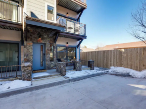 Flagstaff Townhome Near Downtown w/ Mountain Views