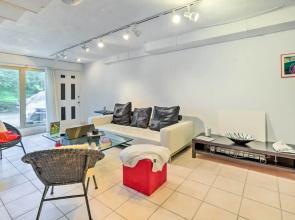 Contemporary Cincinnati Apt w/ Wifi, Near Kenwood!