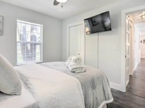 Modern Florida Home ~ 5 Mi to Surfside Park!