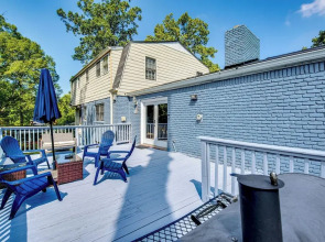 Spacious Home w/ Hot Tub, 14 Mi to Downtown Atl!