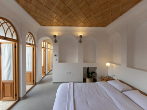 JoyBar Boutique Hotel