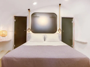 Oia Angle Cavehouse