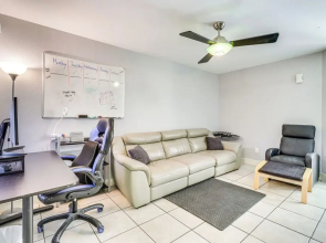 4 Mi to Dtwn: Gem w/ Pool Access & Patio in Austin