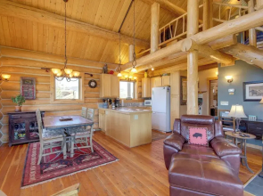 Yellowstone Cabin w/ Stunning Mountain Views