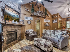 Er26 - Sasquatch Inn - Great Location! Close To Town Resort Pool! 2 Bedroom Cabin by RedAwning