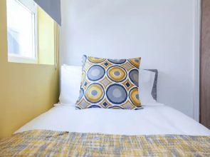 Cosy Home Near Station, Parking, Netflix, Sleeps 5