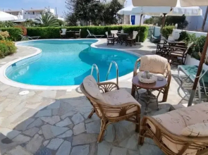 Skyros Luxury Poolside Getaway