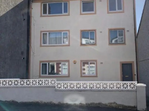 ACE Largs Ground Floor Apartment with Garden