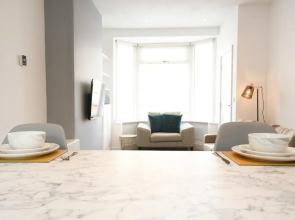 Morden house close to City centre & The Peaks