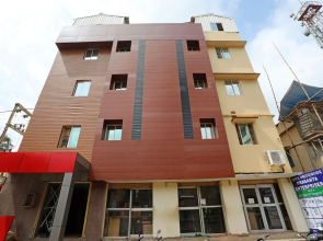 OYO 13528 Kumud Plaza