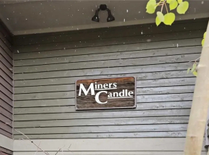 Invitingly Furnished 1 Bedroom - Miner's Candle 4