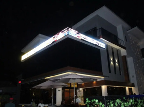 GlassTop Lounge Kubwa
