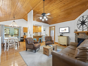Paradise Lodge 2 Bedroom Home by RedAwning