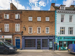 Cosy Modern 2 Bedroom Town Centre Duplex Apartment with Terrace