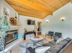 Stylish, Serene Angel Fire Cabin w/ Hot Tub!