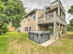 Bright Emerald Isle Home - Walk to the Beach!