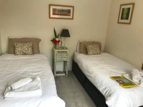 Rie's Retreat- The Gold Room