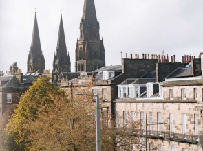 Bright High-ceiling 2BD Flat - Central Edinburgh!