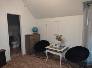 Quiet upstairs studio close to town 420 friendly